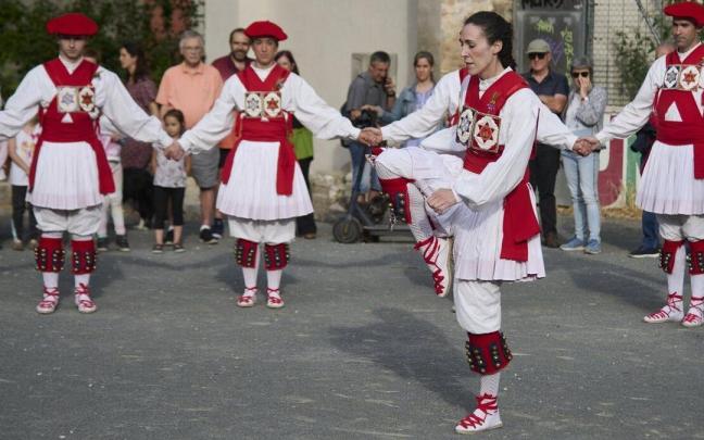 El Duguna Dantza Taldea baila la tradicional soka dantza / Iñaki Porto El Duguna Dantza Taldea baila la tradicional soka dantza