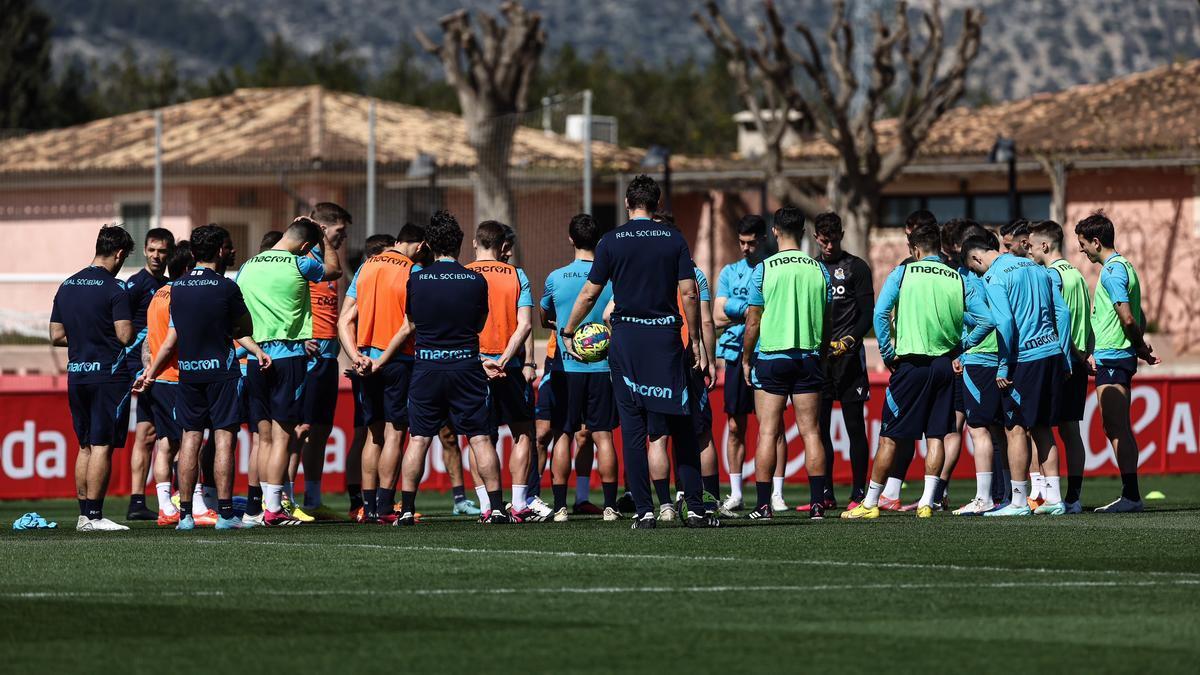 Un instante del entrenamiento de la Real, este sábado en Mallorca.