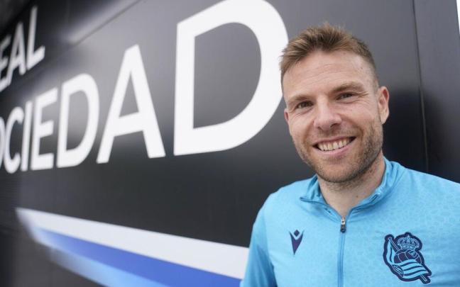 Illarramendi posa para la entrevista concedida a este periódico tras anunciar su marcha de la Real. / RUBEN PLAZA