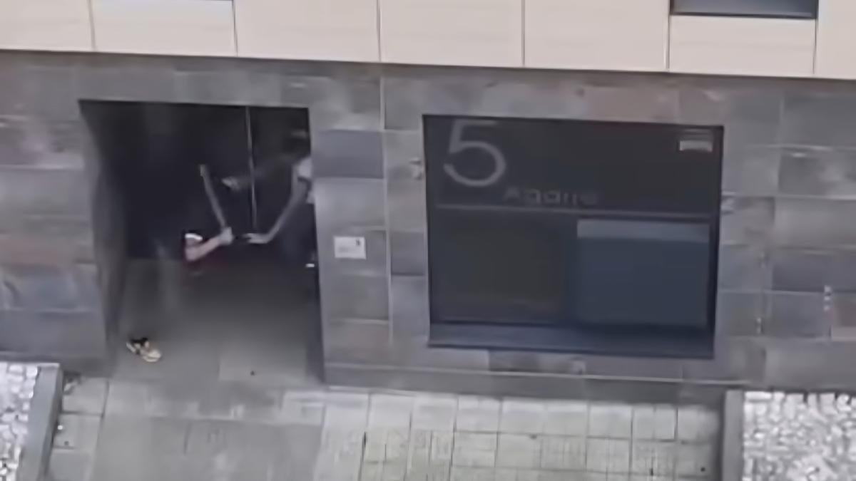 Captura de pantalla del ataque con machete ocurrido en Miribilla. X: @DEIA_EUS