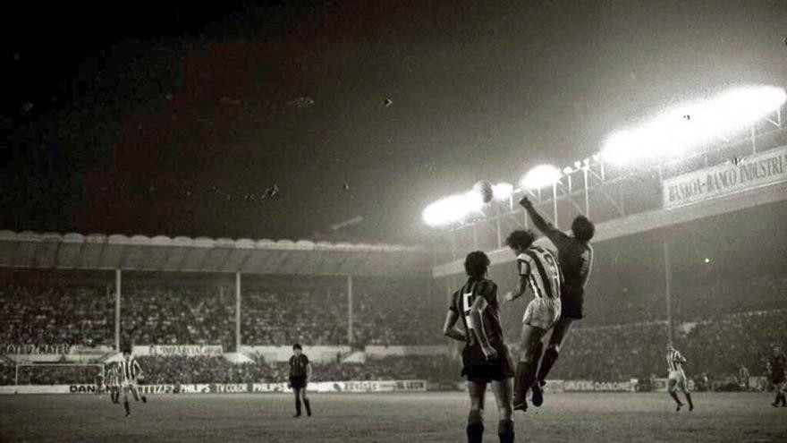 Satrústegui salta junto al guardameta del Inter, Bordon, en pugna por un balón aéreo, en la portería de la Peña Mujika. / N.G.