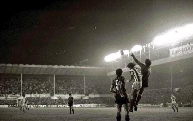 Satrústegui salta junto al guardameta del Inter, Bordon, en pugna por un balón aéreo, en la portería de la Peña Mujika. / N.G.