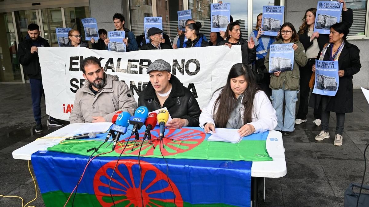 Agrupaciones gitanas han apoyado esta mañana a los vecinos desalojados de Basauri.