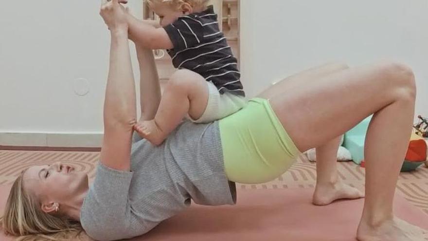 Amaia de Roode realizando un ejercicio con su hijo mayor.