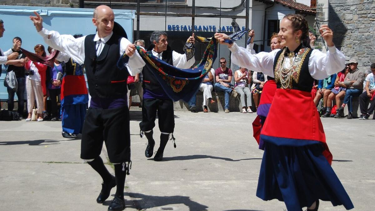Dantzaris del grupo de baile de la Asociación Cultural Kurruskla bailando el Ttun Ttun durante el día grande de las fiestas de Santiago de 2017.