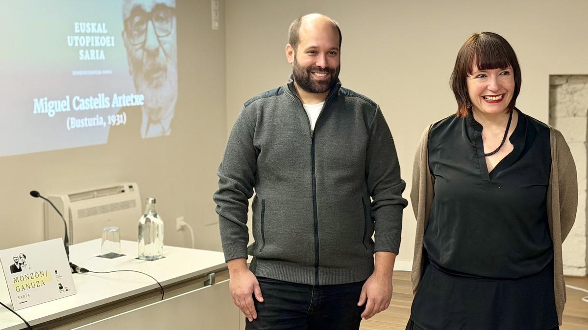 Gorka Artola alkatea eta Olaso Dorrea Fundazioko lehendakaria, Irati Jimenez, asteazken honetan egindako aurkezpenean.