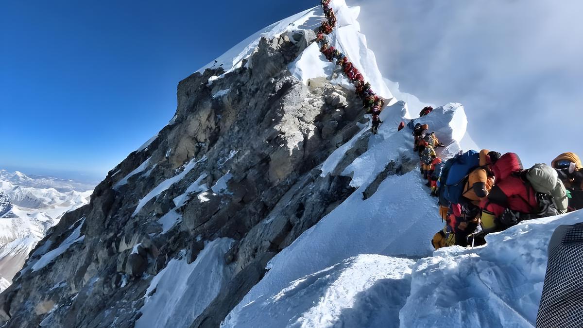 Imagen del Everest tomada en 2019 por Nimsdai Purja, donde se refleja el colapso cerca de la cima de la montaña.