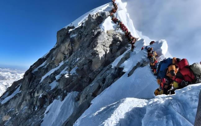 Imagen del Everest tomada en 2019 por Nimsdai Purja, donde se refleja el colapso cerca de la cima de la montaña.
