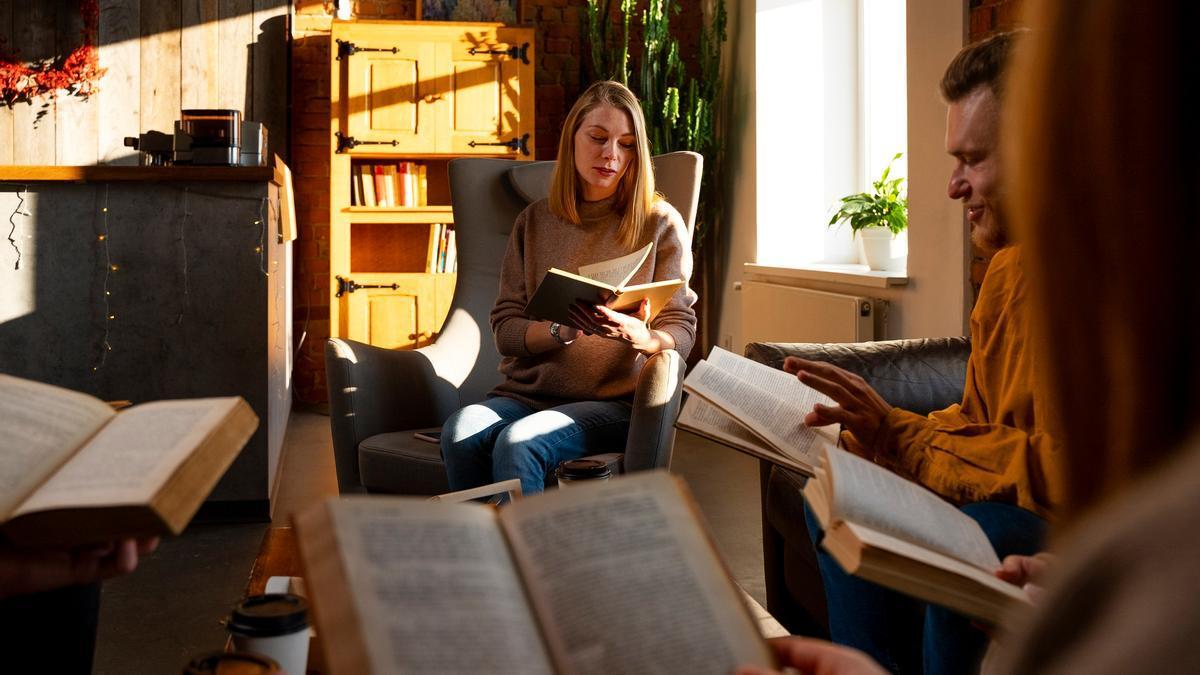 Varias personas comparten sus vivencias en un club de lectura.