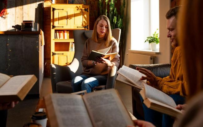 Varias personas comparten sus vivencias en un club de lectura.