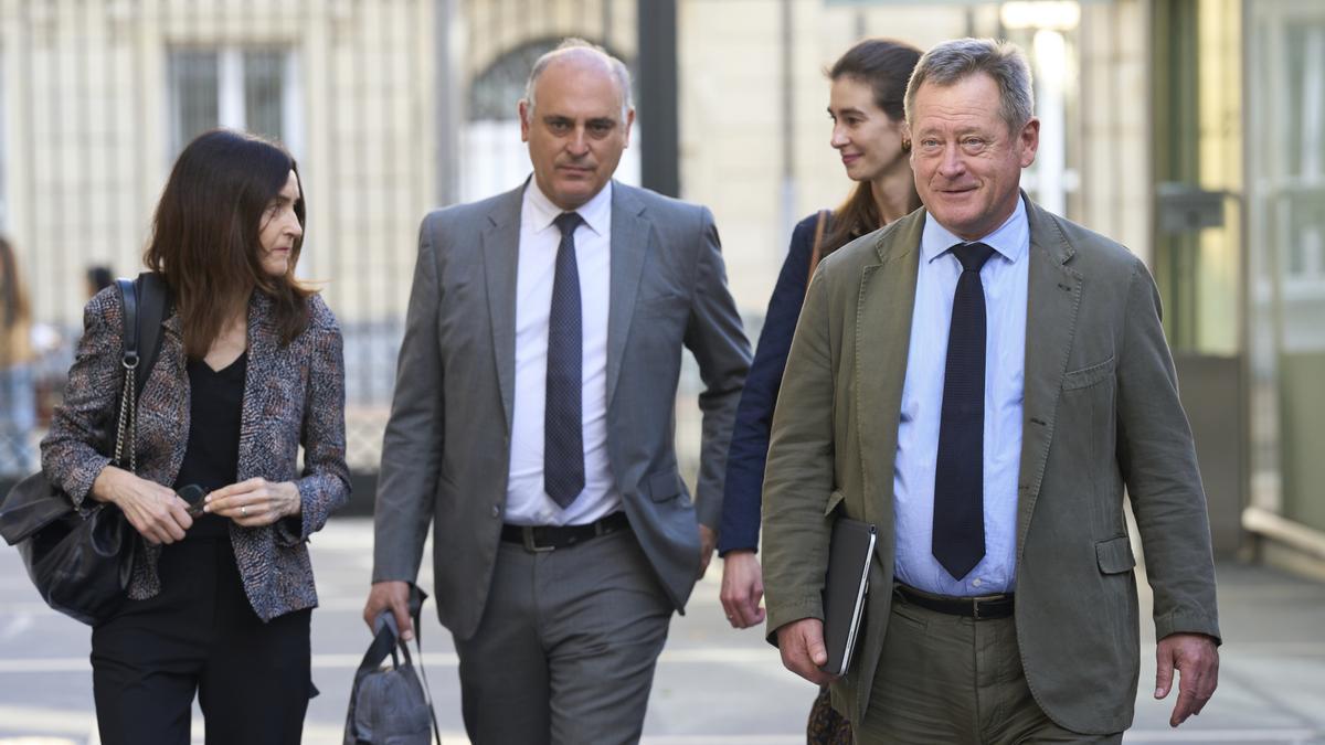 El consejero Zupiria, junto a parte de su equipo, en los accesos al Parlamento Vasco.