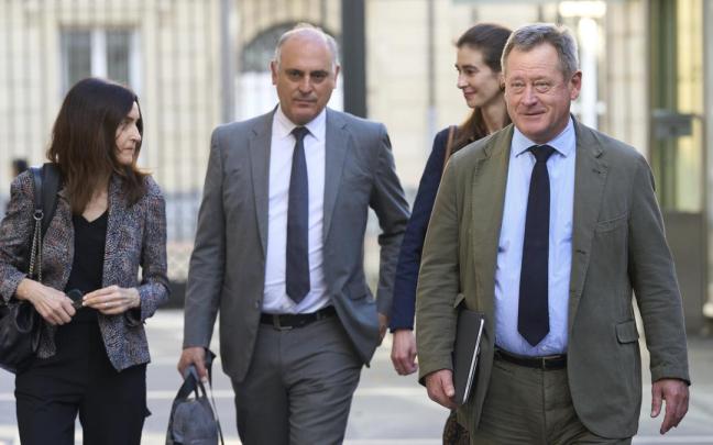 El consejero Zupiria, junto a parte de su equipo, en los accesos al Parlamento Vasco.