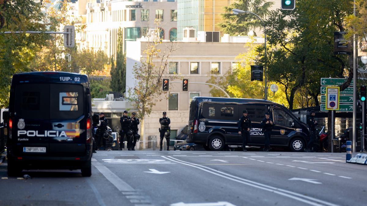 Dispositivo de seguridad en torno a la embajada de EE.UU. en Madrid donde llegó uno de los paquetes con explosivos.