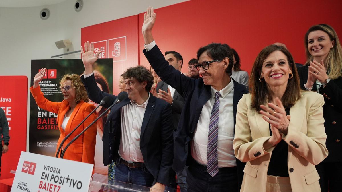 Maider Etxebarria en el acto celebrado en Gasteiz, junto a Salvador Illa, Andueza y Cristina González