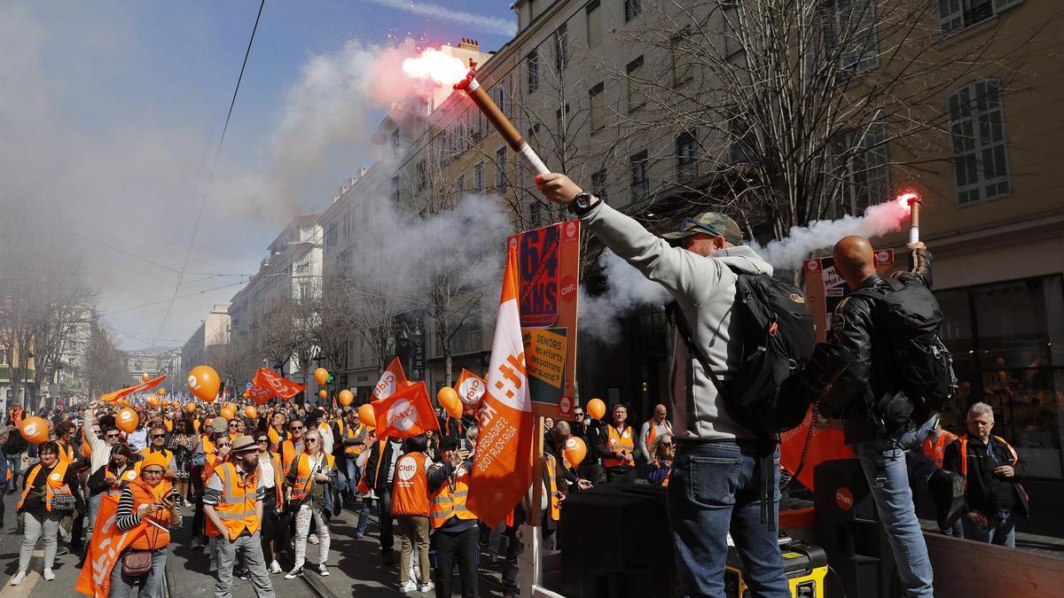 Francia ha protagonizado fuertes movilizaciones contra el plan de Macron, promulgado en la madrugada del sábado.