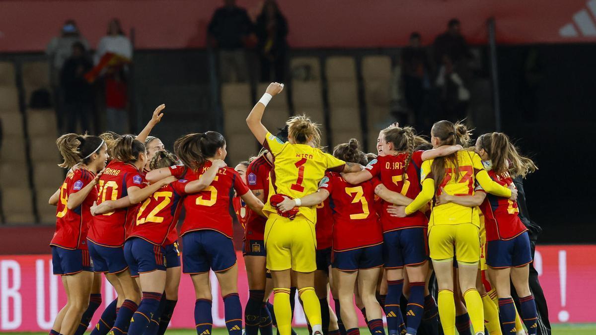 Las jugadoras de la selección femenina celebran en triunfo ante Francia.