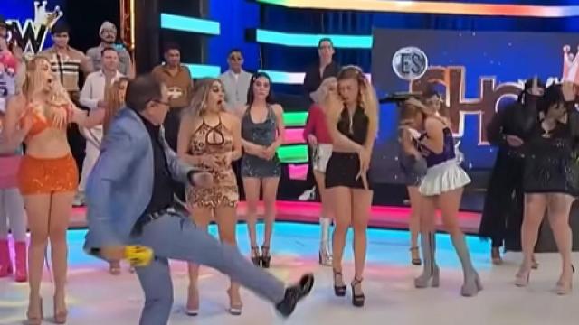 El presentador reaccionó con molestia al patear con fuerza un dron, que salió disparado contra el rostro de una de las participantes.