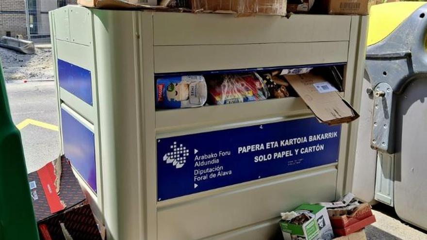 Contenedor de papel y cartón desbordado en el centro urbano de Laudio