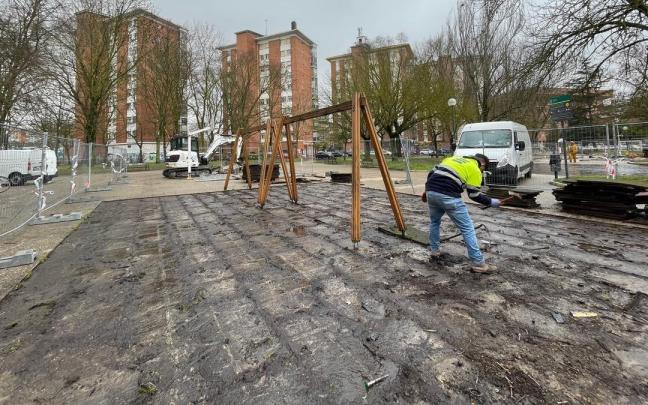 Inicio de las obras en el parque infantil