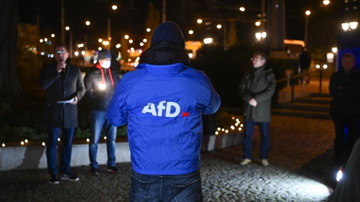 Imagen de archivo del logo de AfD en la ropa de un hombre.