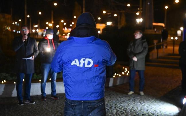 Imagen de archivo del logo de AfD en la ropa de un hombre. Imagen de archivo del logo de AfD en la ropa de un hombre.
