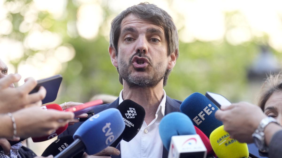 El ministro de Cultura, Ernest Urtasun, atiende a los medios de comunicación enr los puestos de la Diada de Sant Jordi.