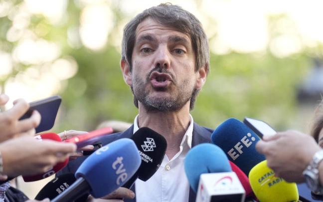 El ministro de Cultura, Ernest Urtasun, atiende a los medios de comunicación enr los puestos de la Diada de Sant Jordi. / EFE El ministro de Cultura, Ernest Urtasun, atiende a los medios de comunicación enr los puestos de la Diada de Sant Jordi.