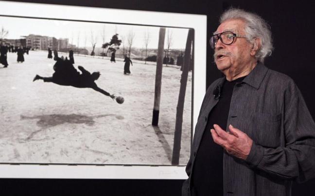 Ramón Masats, junto a una de sus fotos más conocidas. / EFE Ramón Masats, junto a una de sus fotos más conocidas.