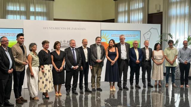 El Ayuntamiento de Zaragoza sirvió de marco a la firma del convenio entre la Compañía de Jesús y la asociación que impulsa el Camino Ignaciano
