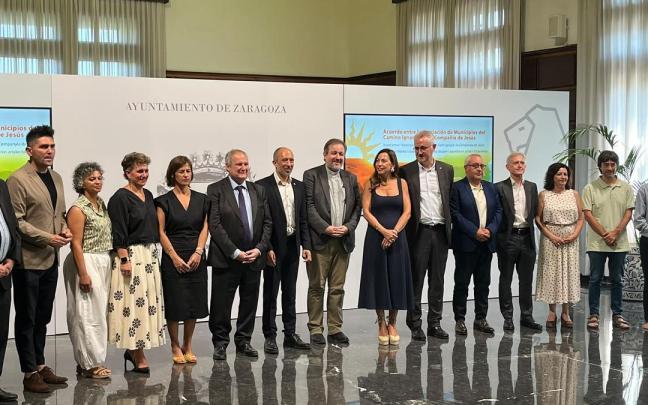El Ayuntamiento de Zaragoza sirvió de marco a la firma del convenio entre la Compañía de Jesús y la asociación que impulsa el Camino Ignaciano