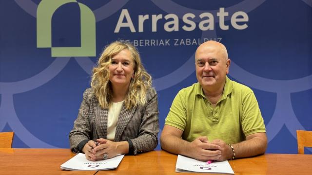 La alcaldesa Maider Morras y el edil de Hacienda Joseba Ezpeleta en la presentación del proyecto presupuestario.