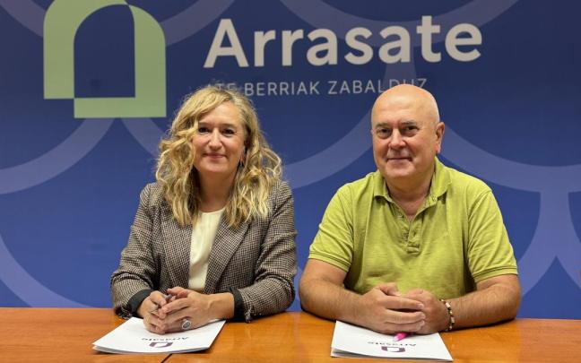 La alcaldesa Maider Morras y el edil de Hacienda Joseba Ezpeleta en la presentación del proyecto presupuestario.