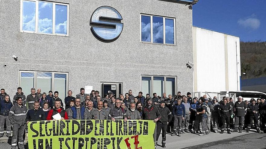 Trabajadores y trabadoras de Sunsundegui, en la contración de ayer.