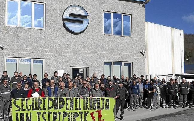 Trabajadores y trabadoras de Sunsundegui, en la contración de ayer.