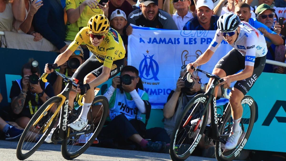 Vingegaard y Pogacar esprintan camino de la meta.