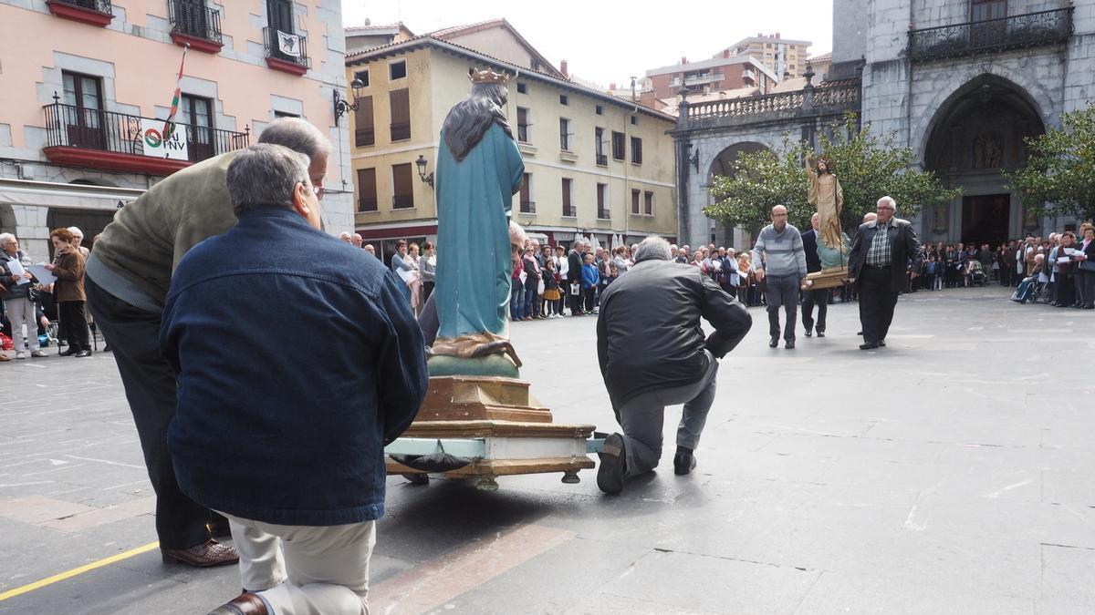 El ritual de lo procesión del Encuentro incluye tres reverencias de mutuo reconocimiento entre Cristo Resucitado y su madre. la Virgen María