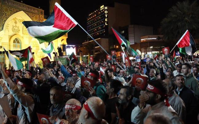 Ciudadanos iranís celebran el ataque de Hamás a Israel. Ciudadanos iranís celebran el ataque de Hamás a Israel.