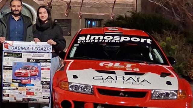 Jon y Mirene Etxeberria, junto a su Mitsubishi EVO 6