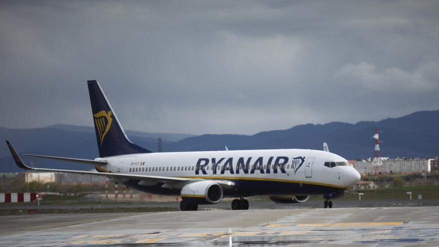 Aeronave de Ryanair en la pista de rodaje del aeropuerto de Foronda