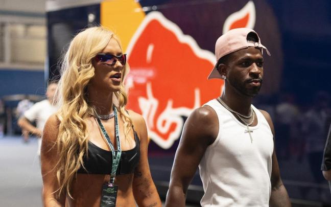 Vinícius Jr. y Virgínica Fonseca, durante el durante el Gran Premio de España de Fórmula 1.