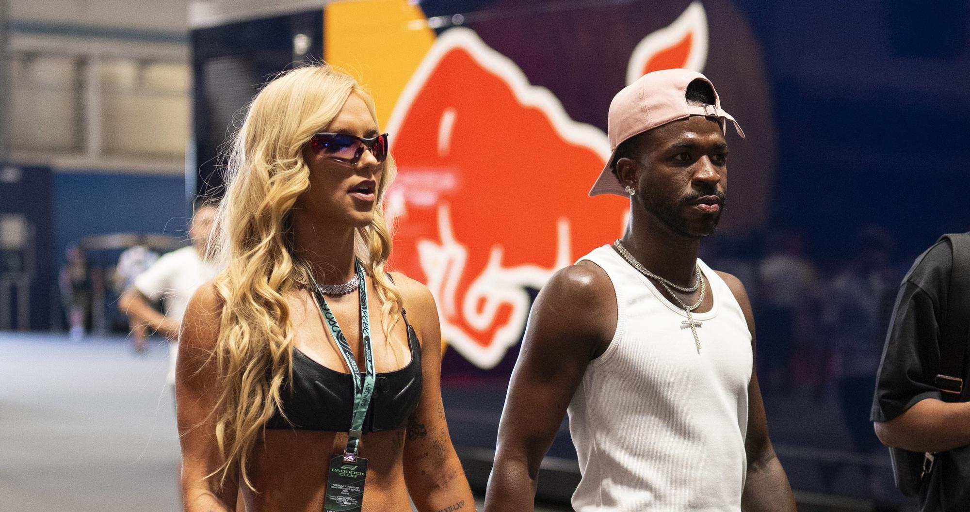 Vinícius Jr. y Virgínica Fonseca, durante el durante el Gran Premio de España de Fórmula 1.