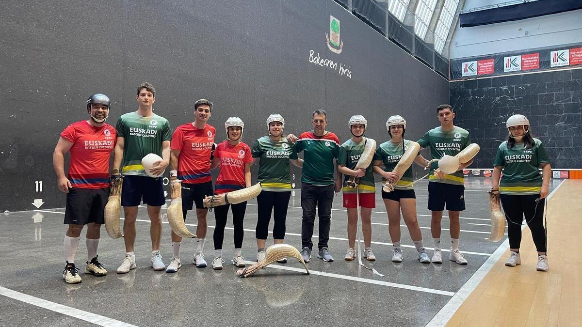 Algunos de los pelotaris preseleccionados posan junto a Ander Bilbao, seleccionador de Euskadi.