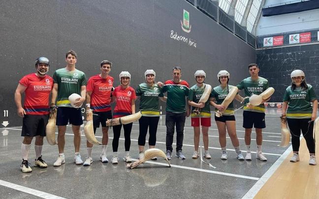 Algunos de los pelotaris preseleccionados posan junto a Ander Bilbao, seleccionador de Euskadi. Algunos de los pelotaris preseleccionados posan junto a Ander Bilbao, seleccionador de Euskadi.