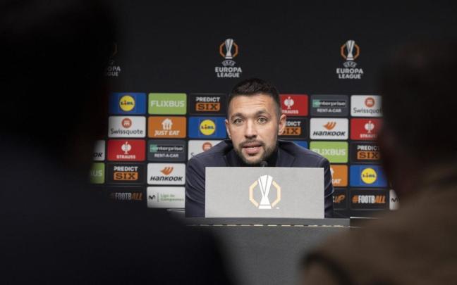 Farioli, durante la rueda de prensa que ha ofrecido este miércoles en Anoeta. / JUAN HERRERO / EFE