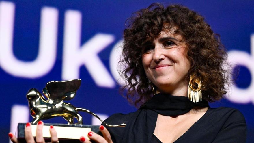 La directora May el-Toukhy con el León de Oro conquistado en la Mostra