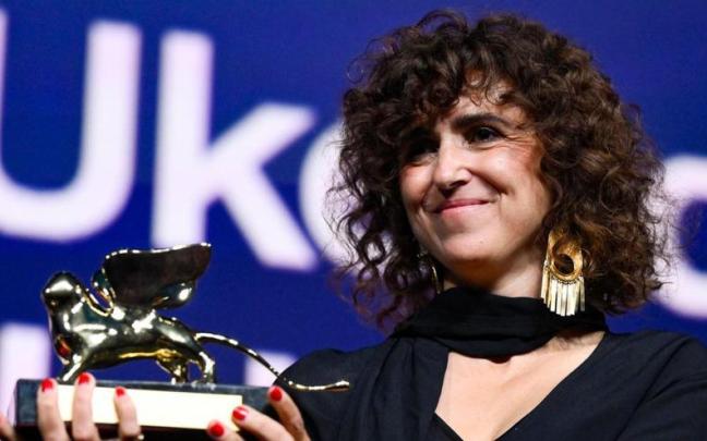 La directora May el-Toukhy con el León de Oro conquistado en la Mostra