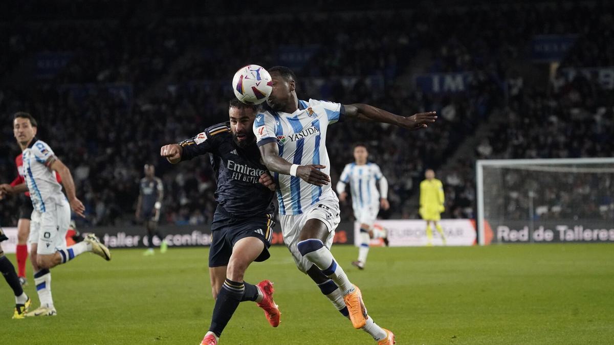 Becker y Carvajal pugnan por un balón durante el partido de la temporada pasada. / RUBEN PLAZA