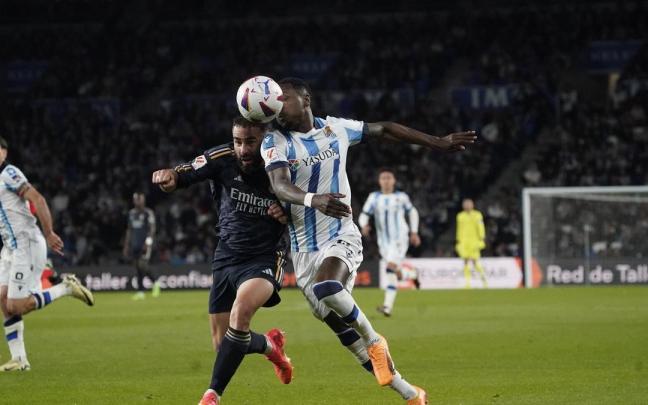 Becker y Carvajal pugnan por un balón durante el partido de la temporada pasada. / RUBEN PLAZA
