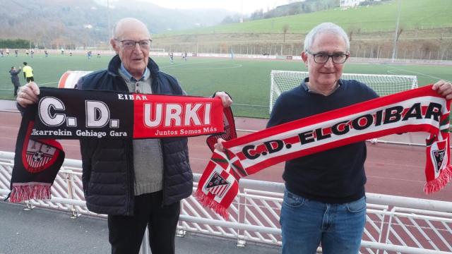 "Txus" Alzaga padre e hijo, con las bufandas de los clubes que presiden antes del inicio del choque en Mintxeta.