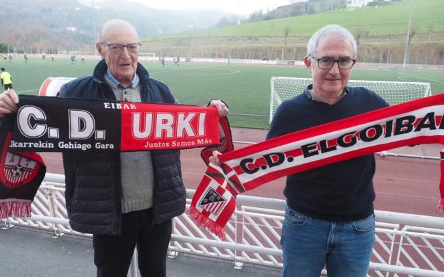 "Txus" Alzaga padre e hijo, con las bufandas de los clubes que presiden antes del inicio del choque en Mintxeta.